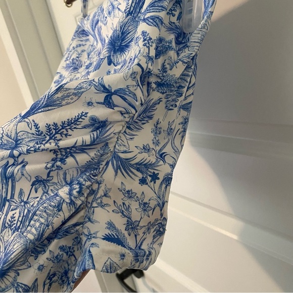 NEW Floral Blue and White Halter Top Size Small S - Picture 4 of 5